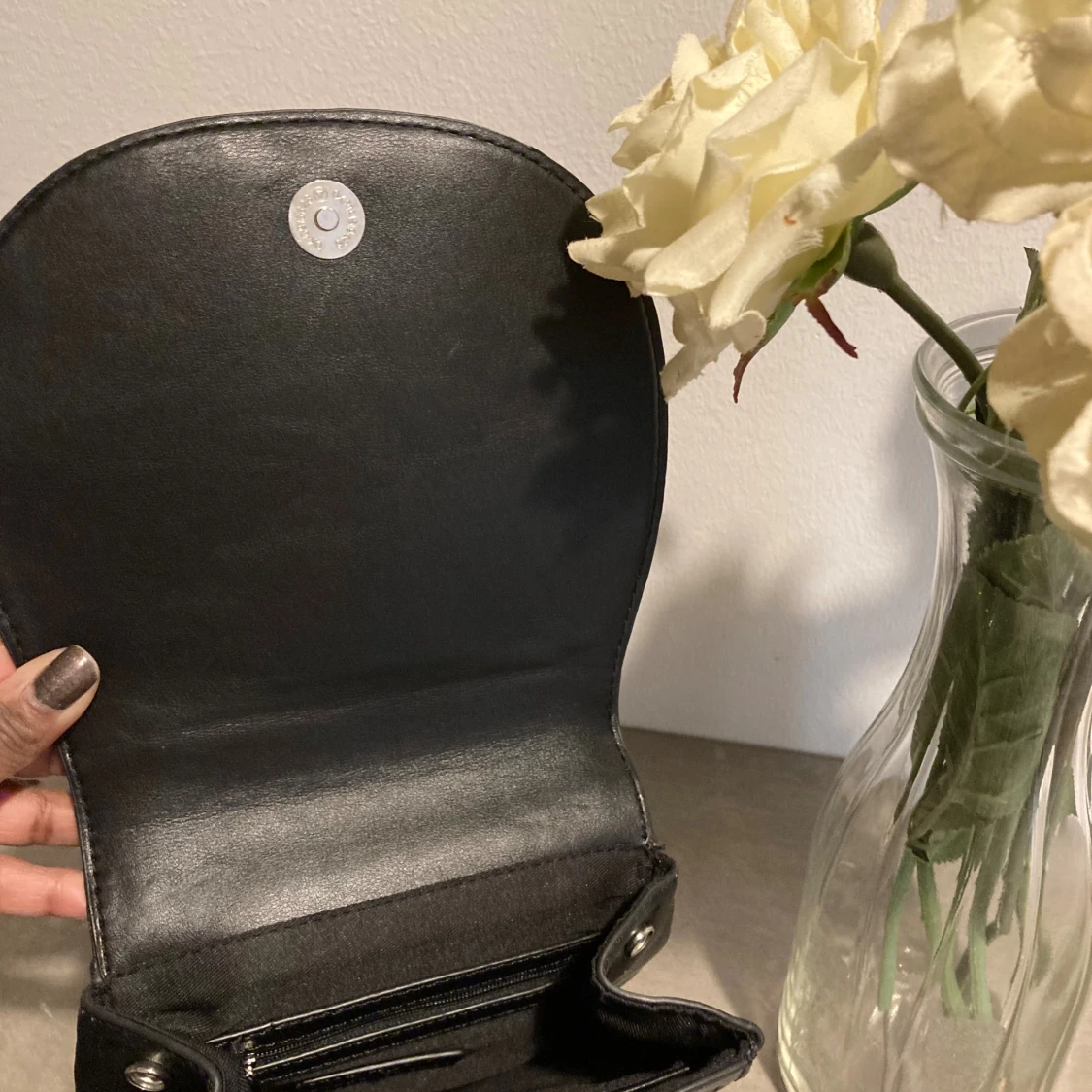 Svart handväska med metallhandtag - 2