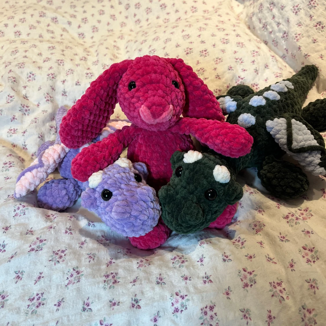 Mörkrosa virkad Jellycat kanin - 1