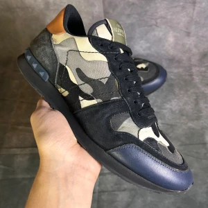 Valentino rockrunners  - Mycket fint skick | Size 42  | fraktar spårbart inom 24 timmar |  för att köpa klicka ” köp nu” | vid frågor skriv ett meddelande |