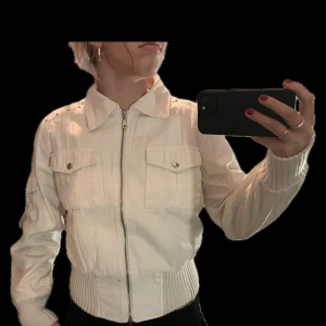 Vit bomberjacka med dragkedja - Supersnygg vit jacka från East Risen i storlek L, men passar S-M bättre skulle jag säga. 