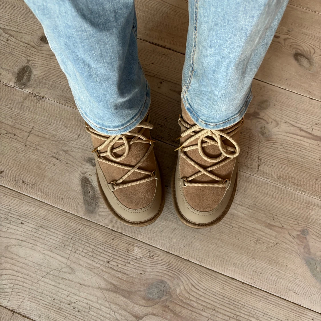 Beige inuikii liknande skor