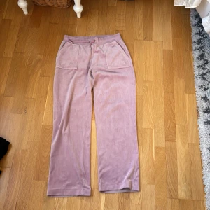 Lila/rosa Juicy Couture byxor - Så fina juicy contoure byxor i ljuslila/rosa i storlek M!! säljer då dom tyvärr är korta på mig som är 176