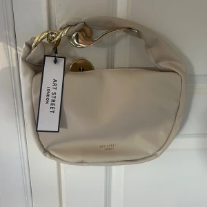 Beige axelväska - Snygg beige axelväska köpt från Ullared Gekås. Aldrig använd. 