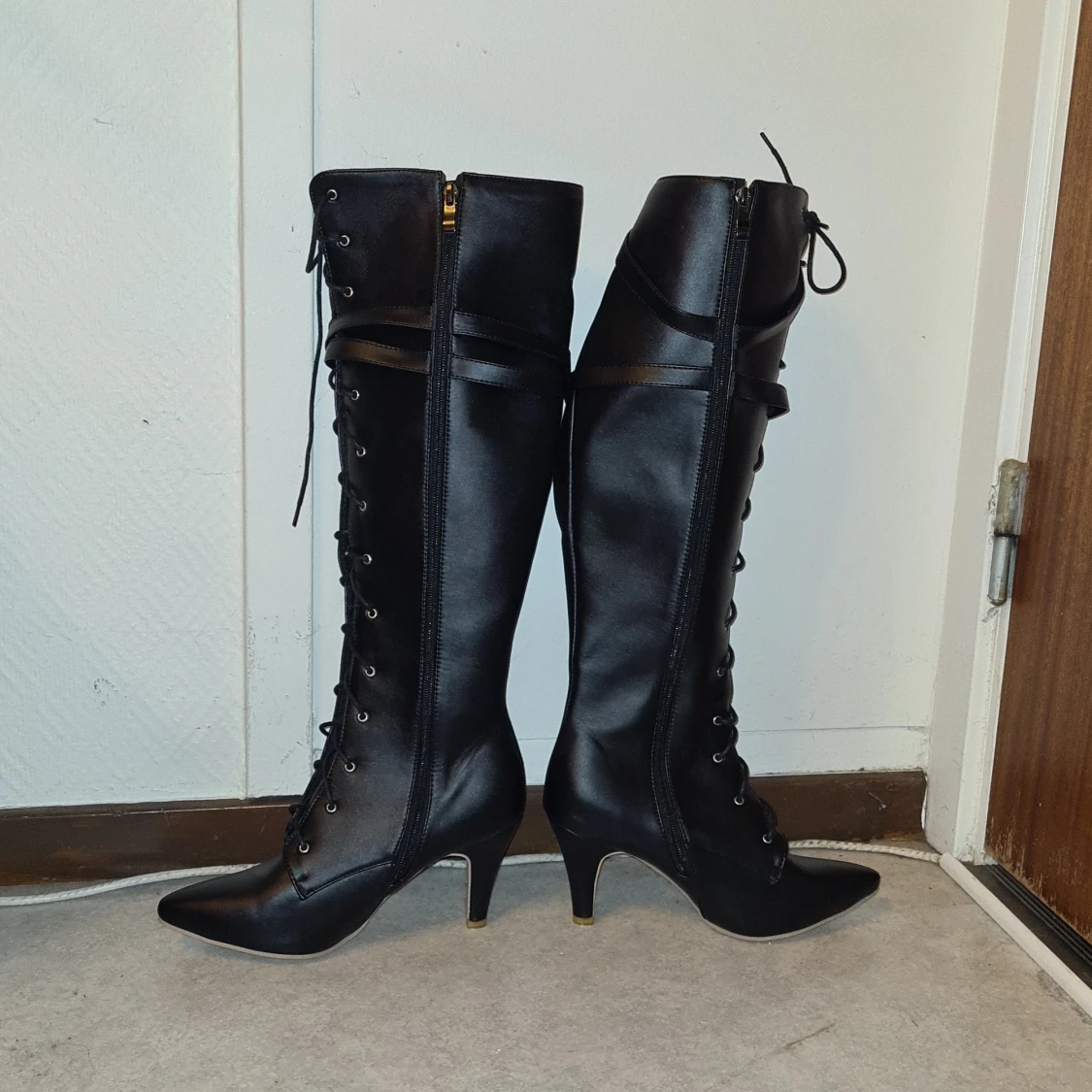 Svarta höga stövlar med snörning - 2