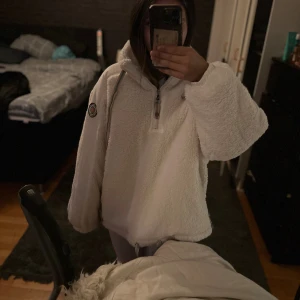 Copperose-Vinter jacka  - Säljer en Coppersose vinterjacka som jag säljer eftersom den bara använts få tals gånger, och är som en helt ny jacka. Finns även inga skador på jackan eller så. Jackan är i storlek S men skulle även passat M-L