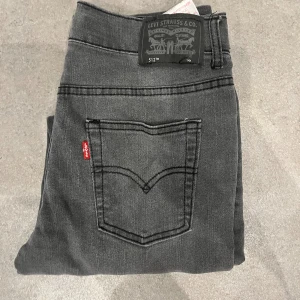 Levi's 512 Slim jeans  - Tjena! Säljer dessa Levis jeans som är i barn storlek 14 år. Hör av dig vid frågor🤩