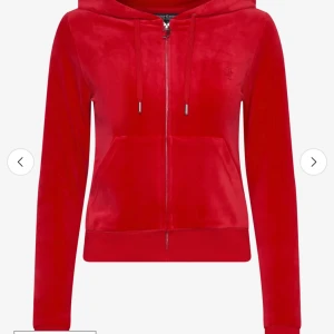 Juicy Couture sett - Säljer mitt juicy Couture sätt för 500, tröjan är i storlek Xs och byxorna är o storlek xxs. Har tappat en metal grejen på snöret på tröjan❤️