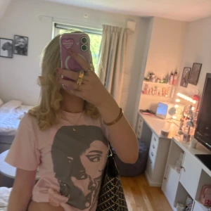 Ariana grande t shirt - En tröja med ariana grande mycket bra skick passar xxs/xs/s/m säljs inte längre.