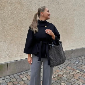 Poncho Blair  - Helt ny med lappar kvar. Aldrig använd, endast testad. Pris kan diskuteras. 🤍