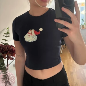 Babytee med jultomtetryck - Babytee med jultomtetryck🎅🏻 Aldrig använd men väldigt mjuk och rolig till jul, okänt märke🎅🏻 skriv vid frågor🥰