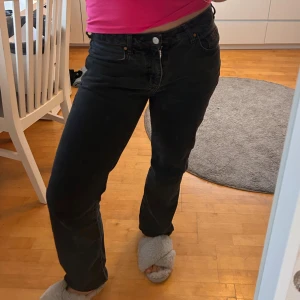 Jeans - Svarta jeans från Never Denim. Säljer för att jag aldrig använder dom!! Skriv om du har frågor eller undrar något!🌷Jag bär oftast S/M på mina jeans!!