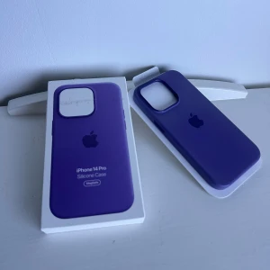 iPhone 14 Pro Silicone Case MagSafe - Snyggt lila original Apple silikonfodral för iPhone 14 Pro med MagSafe-stöd. Fodralet är i mycket fint skick utan synligt slitage och levereras med originalförpackning. Perfekt passform och skydd för din iPhone 14 Pro.