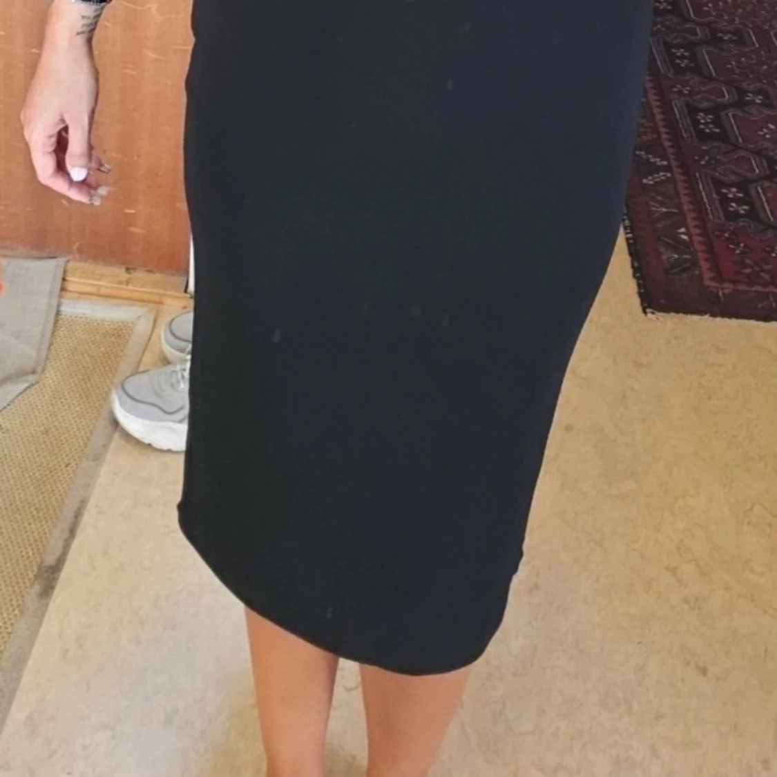 Svart midiklänning med cutouts - 1