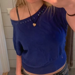 Blå unik topp - Säker dendär jättefina blåa toppen med paljettdetaljer upptill kanten som är off shoulder och tajtare vid midjan😊🙏