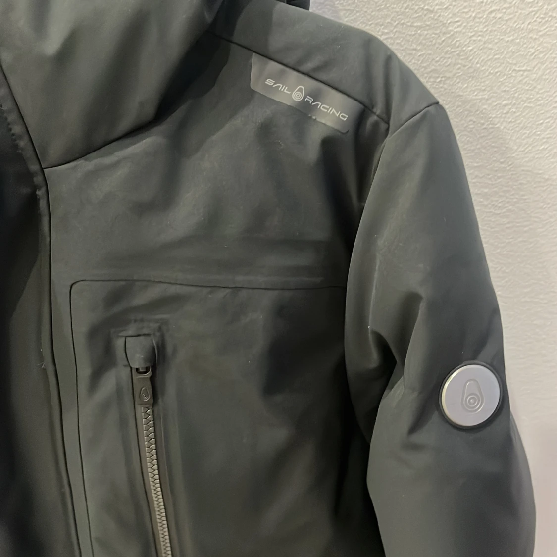 Svart parkajacka från Sail Racing L - 1
