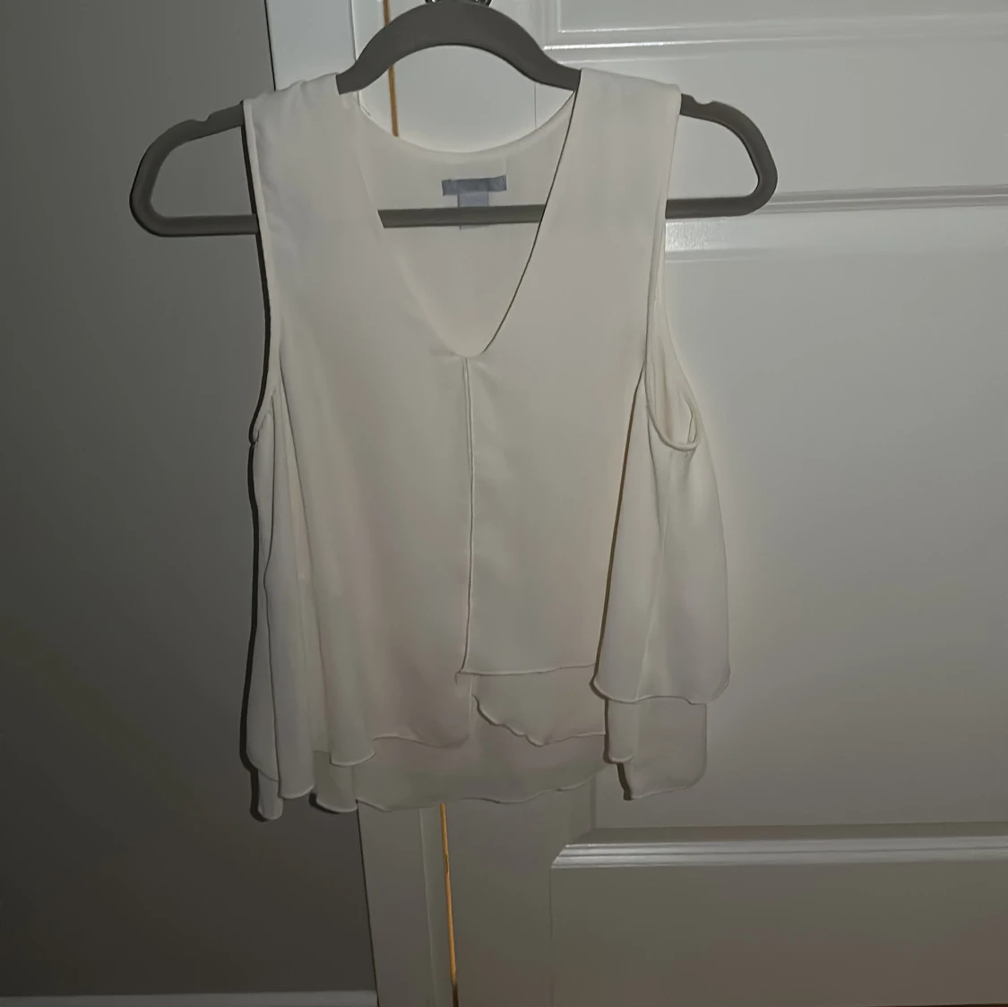 Vit omlott linnetopp i sidenlook