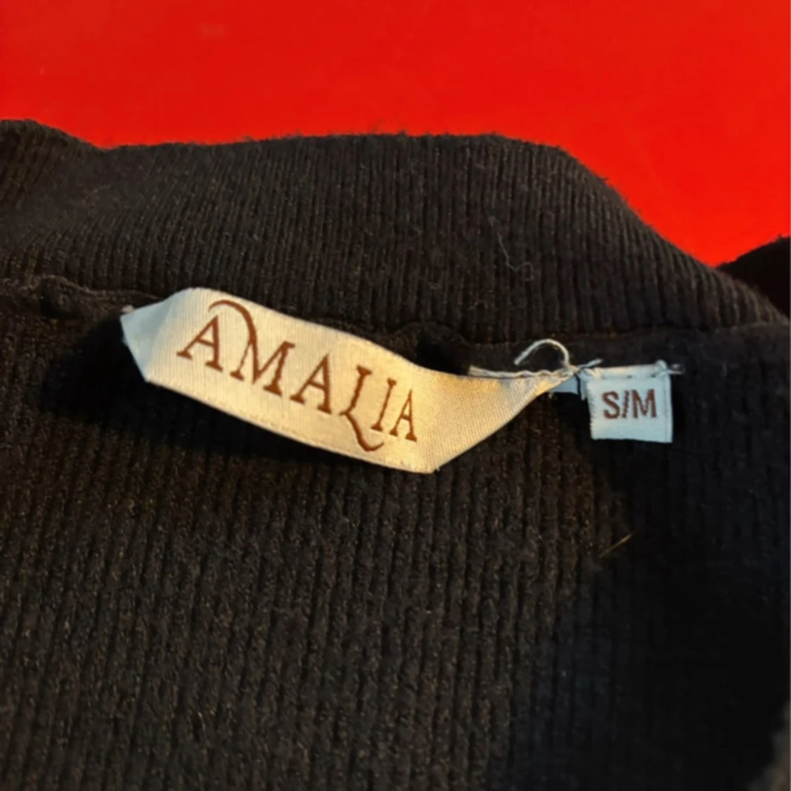 Svart topp med v-ringning från Amalia - 1