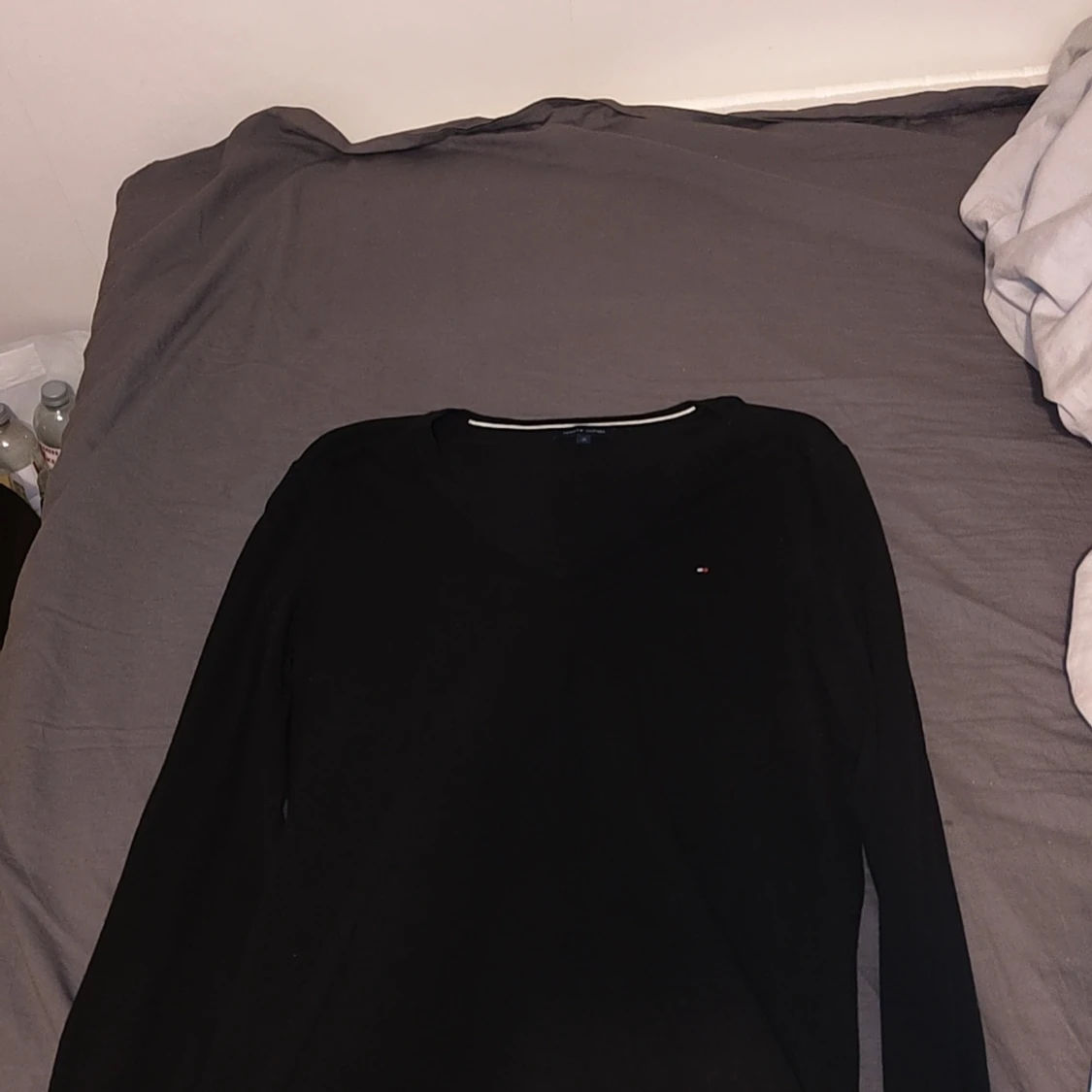 Svart v-ringad tröja Tommy Hilfiger