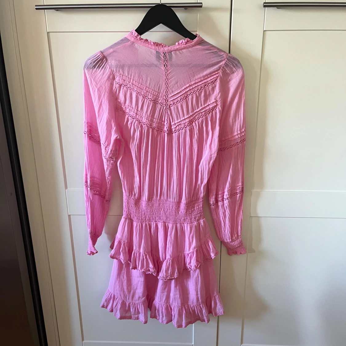 Rosa volangklänning från Neo Noir - 2