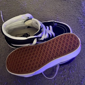 Svarta Vans Sk8-Hi sneakers - Svart vita Vans i nycskick. Dom är väldigt rena och har bara används ett par antal gånger.