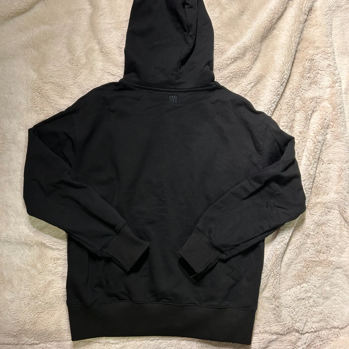 Svart hoodie från Ami Paris med hjärtdetalj - 1