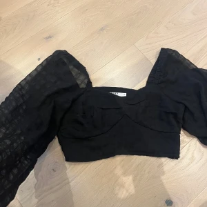 NA-KD topp - En croppad, uppklädd topp från NA-KD. Något mindre i storlek och passar även en M!