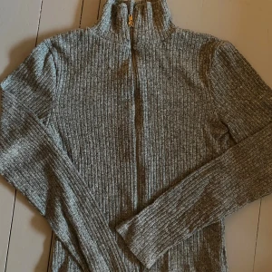 Stickad zip up - Fin zip up från lager 157, knappt använd🩶 skriv om du har frågor eller liknande, pris går att diskutera!