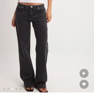 Lågmidjade jeans från NA-KD  - Svarta Lågmidjade jeans från NA-KD som inte längre kommer till användning💗det är storlek 38 men de är mer storlek 36💗