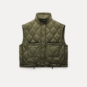 Olivgrön quiltad dunväst - Snygg olivgrön dunväst med quiltat mönster och hög krage. Västen har två stora fickor framtill och dragsko i nederkant för extra passform. Perfekt lager-på-lager-plagg för kyligare dagar.
