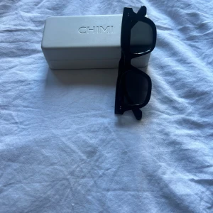 Svarta CHIMI Core 04 solglasögon - Snygga svarta solglasögon från CHIMI, modell Core 04. Kommer med originalfodral och tygpåse. Nypris 1400. 