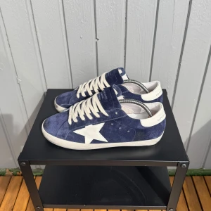 Golden goose superstar blå - Säljer nu dessa populära golden goosen i den mest eftertraktade färgen som är perfekta inför sommaren |  skick - 9/10 | storlek - 41 | Inget og medföljs | skriv vid frågor och funderingar !!