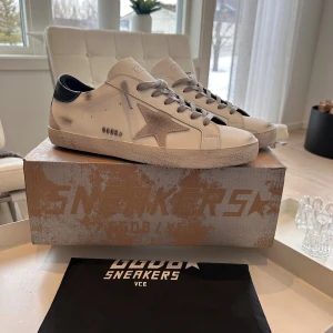 Golden goose - Säljer ett par golden goose i storlek 42. Box och dustbag följer med.