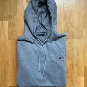 J.Lindeberg hoodie - Säljer denna riktigt snygga gråa hoodie från J.Lindeberg! den är i mycket bra skick utan några defekter, storlek M true to size, den är 66 cm lång och 54 cm bred under armhålorna, hör gärna av dig vid frågor!