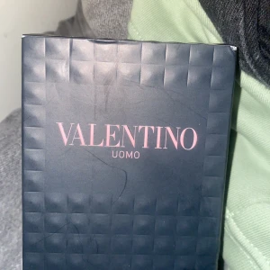 Valentino Uomo Born In Roma 100ml - Stilren och modern parfym från Valentino, Born In Roma-serien. Flaskan rymmer 100 ml och har en edgy design som sticker ut. Perfekt för dig som vill ha en exklusiv känsla i din doftsamling.