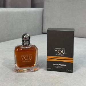 Stronger With You Intensely 100ml - Modern och stilren parfym från Emporio Armani. Flaskan rymmer 100 ml och passar perfekt för dig som vill sticka ut med en ikonisk doft i samlingen. FINNS I STOCKHOLM 