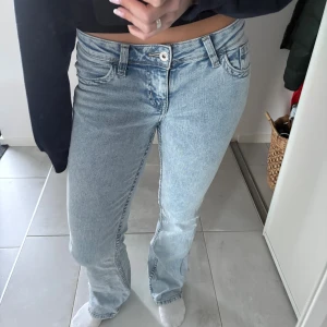 Jeans  - Säljer ett par ljusblå jeans med bootcut. Från hm i storlek 34