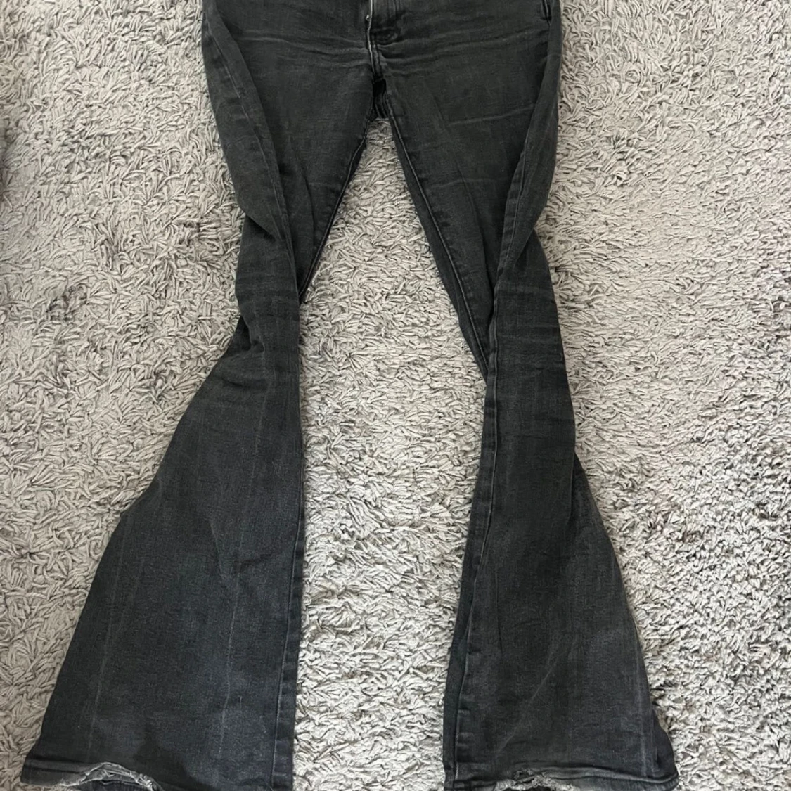 Gråa  bootcut jeans med utsvängda ben - 3