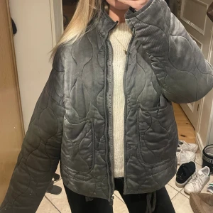 Grå Zara jacka - Super fin qualited jacka ifrån Zara. Slutsåld och i fint skick.💕Storlek xs men passar större och mindre beroende på hur man vill att den ska sitta.💕