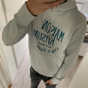 Maison kitsune hoodie  - Säljer denna feta Maison kitsune hoodien, strl M, skriv om ni har någon fundering?