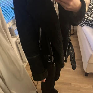 Svart teddyjacka med bälte och dragkedjor - Säljer en svart jacka med teddy tyg inuti vilket gör att den håller sig varm även nu när det börjar bli kallare ute. Jag säljer denna eftersom den inte kommer till användning längre. Storlek xs ❤️