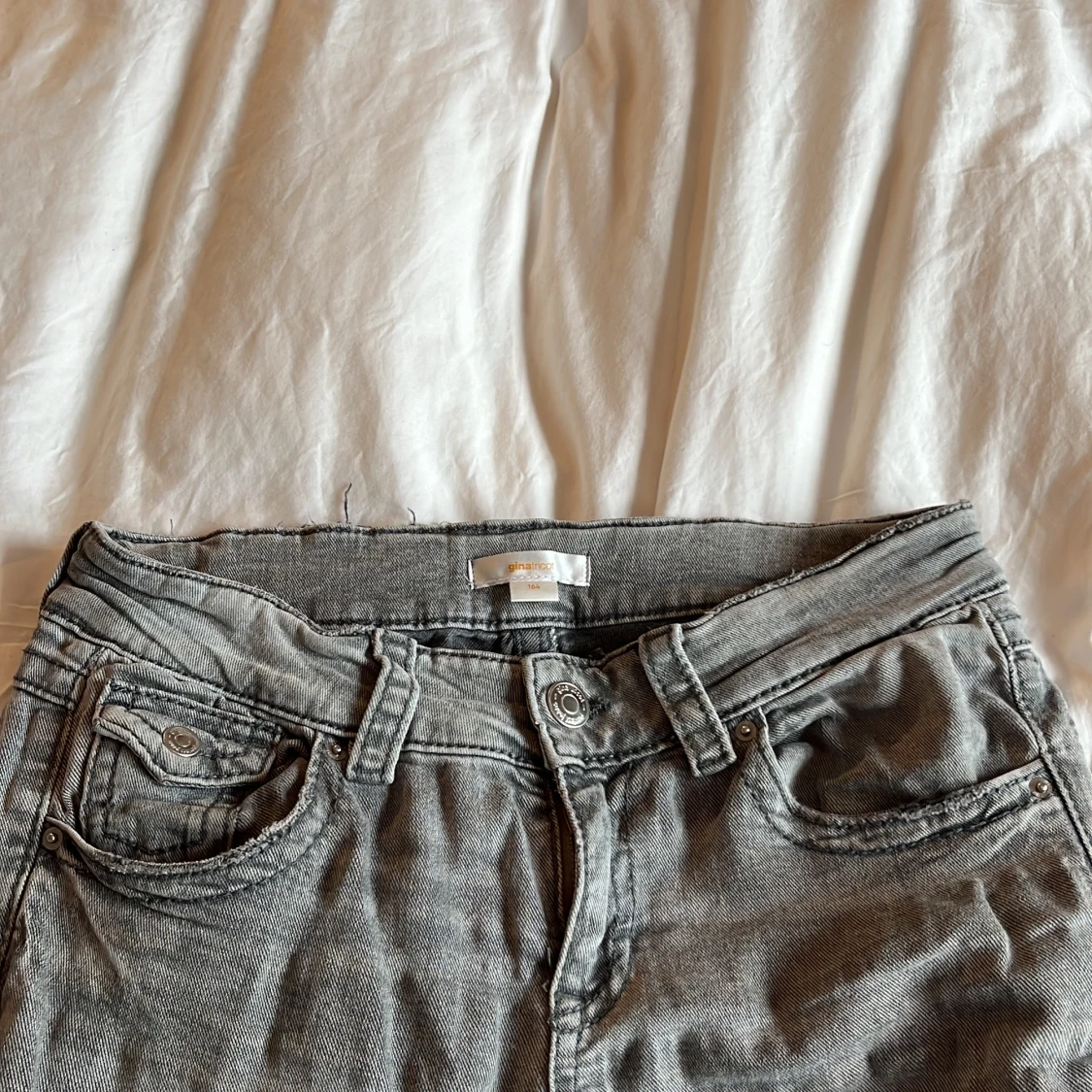 Grå bootcut jeans med fickdetaljer - 4