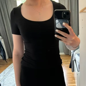 Svart tshirt bikbok u-ringad - Tshirt från Bikbok i jättebra skick! Den är dubbelt/tjockt material så går bra att ha utan bh och känns lite lyxigare i tyget. U-ringad.