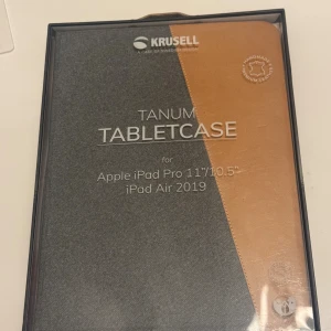 Krusell Tanum Tabletcase för iPad Pro 11/10.5 & iPad Air 2019 - Elegant och handgjort fodral i premiumläder från Krusell, designat för Apple iPad Pro 11/10.5 tum och iPad Air 2019. Oöppnad förpackning, perfekt skick. Skyddar din surfplatta med stil och kvalitet.
