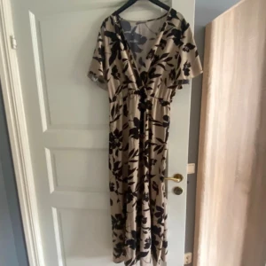 Fin lång Klänning - Fin lång klänning från SHEIN i storlek L, aldrig använd.