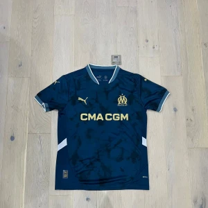 Mörkblå Marseille T-shirt - Väldigt snygg mörkblå Marseille t shirt köp snabbt innan det blir sålt!!