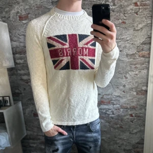 Stickad Morris Tröja -  Bra skick, en liten fläck på ena armen. Tyget är lite speciellt.  Lite gulaktig. Storlek S passar dig som är mellan 178-185cm ungefär. Nypris ca 1500kr. Modellen är 185 cm, 79 kg. Passar bra nu till vintern. Skriv för mer information!🤝