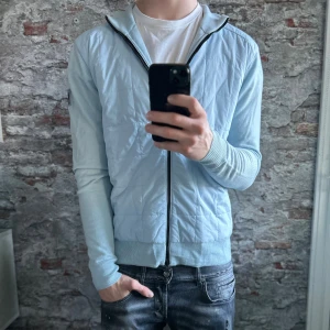 Belstaff cardigan - Mycket fint skick, inga defekter. Storlek M passar dig som är mellan 178-188 ungefär. Nypris ca 4000kr. Modellen är 185 cm, 79 kg. Riktigt snygg och ovanlig! Passar bra nu till vintern. Skriv för mer information!🤝
