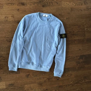 Stone Island  - Säljer nu min stone Island crew neck efter som att det inte är min stil längre. Pris kan diskuteras!