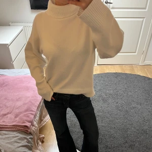 Vit polo tröja - Vit polo tröja från Nelly, nopprig