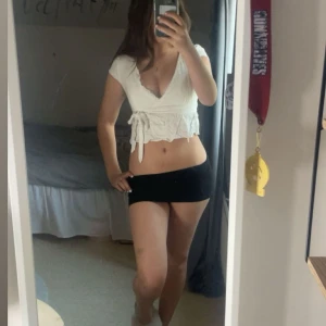 Fin vit bluse  - En söt vitt topp i storlek xs som passar perfekt till en kjol eller jeans, tröjan är andvänd en gång och fins inga täcken på trasig. Kontakta mig för flera bilder eller frågor ❤️